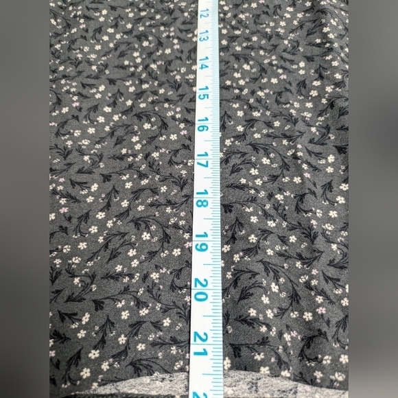 Tentree EcoWoven women's crepe smocked floral blouse in graphite size M - Picture 10 of 12